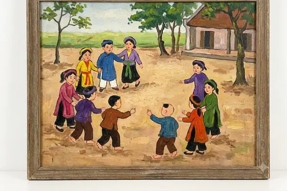 Naive Art — Vietnamese children playing the traditional Dragon Snake game in the yard., kết quả Gemini.