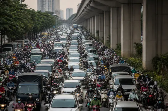 Street Photography — Busy traffic in Hanoi during rush hour. Giao thông Hà Nội đông đúc giờ cao điểm.), kết quả ChatGPT.